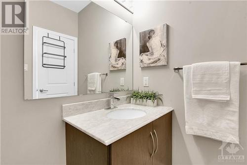 606 Terravita Private, Gloucester, ON - Indoor Photo Showing Bathroom