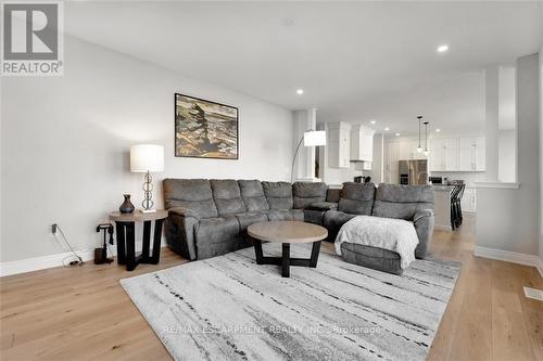7 Lightfeather Place, Hamilton, ON - Indoor Photo Showing Living Room