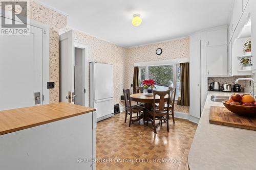 1111 Clipsham Road, Gravenhurst, ON - Indoor Photo Showing Dining Room