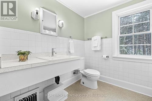 1111 Clipsham Road, Gravenhurst, ON - Indoor Photo Showing Bathroom