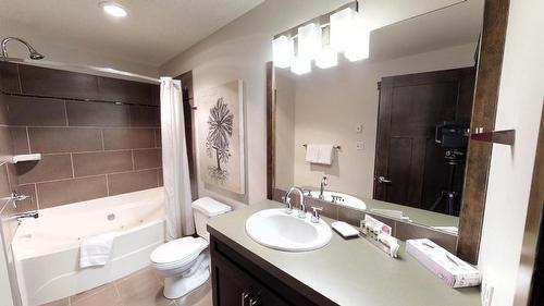 734 B - 700 Bighorn Boulevard, Radium Hot Springs, BC - Indoor Photo Showing Bathroom