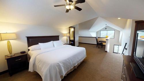 734 B - 700 Bighorn Boulevard, Radium Hot Springs, BC - Indoor Photo Showing Bedroom