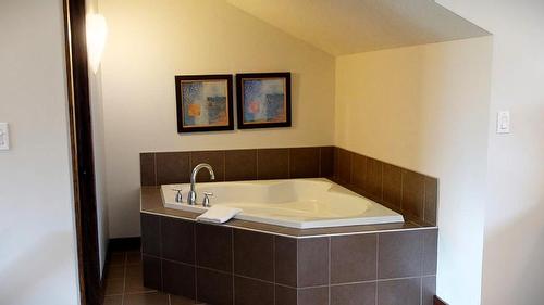 734 B - 700 Bighorn Boulevard, Radium Hot Springs, BC - Indoor Photo Showing Bathroom