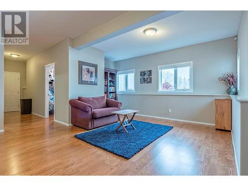 9474 Buchanan Road, Coldstream, BC - Indoor Photo Showing Living Room