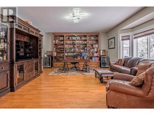 9474 Buchanan Road, Coldstream, BC - Indoor Photo Showing Living Room