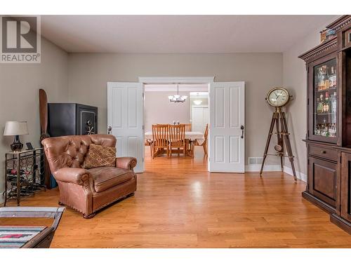 9474 Buchanan Road, Coldstream, BC - Indoor Photo Showing Living Room
