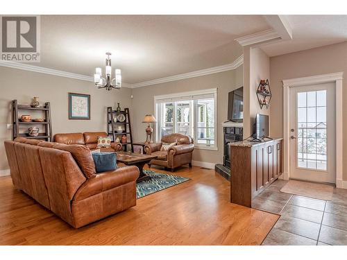 9474 Buchanan Road, Coldstream, BC - Indoor Photo Showing Living Room