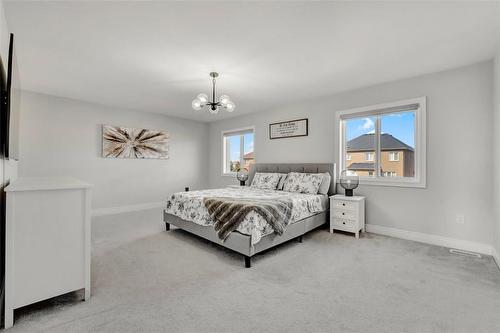 7 Lightfeather Place, Ancaster, ON - Indoor Photo Showing Bedroom