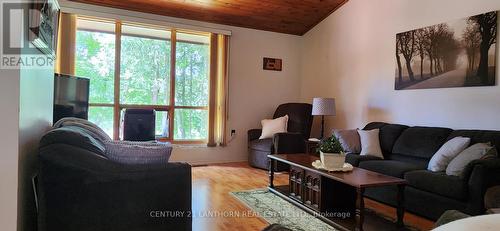 343 Scuttlehole Road, Belleville, ON - Indoor Photo Showing Living Room