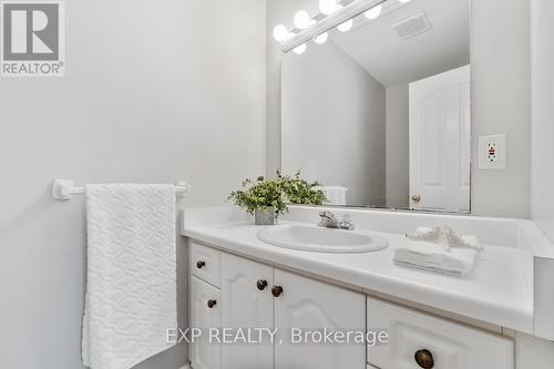 18 Mums Avenue, Georgina, ON - Indoor Photo Showing Bathroom