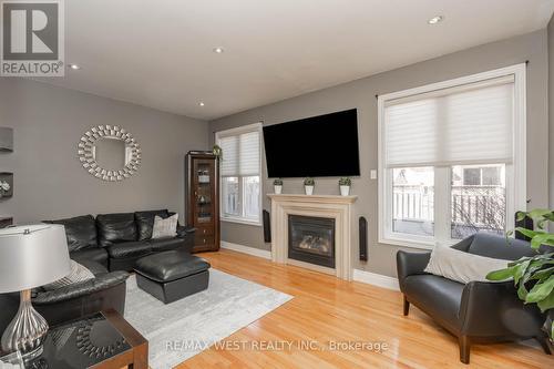 50 Riel Dr, Richmond Hill, ON - Indoor Photo Showing Living Room With Fireplace
