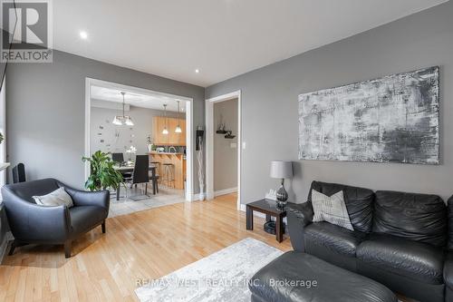 50 Riel Dr, Richmond Hill, ON - Indoor Photo Showing Living Room
