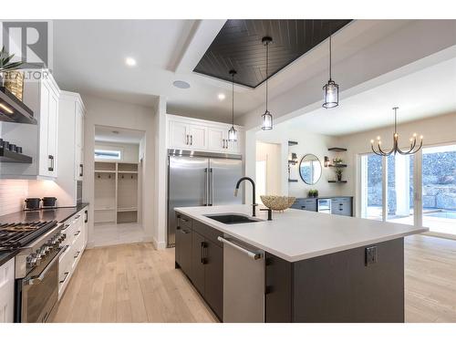 435 Vision Court, Kelowna, BC - Indoor Photo Showing Kitchen With Upgraded Kitchen