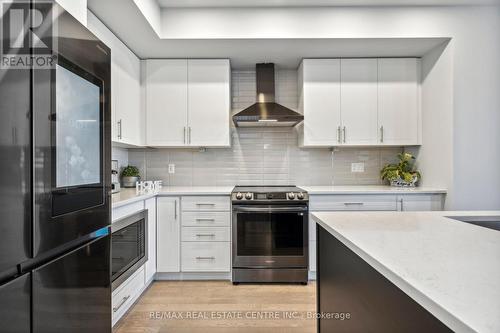 22 Kiernan Cres N, New Tecumseth, ON - Indoor Photo Showing Kitchen With Upgraded Kitchen