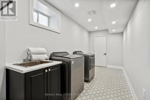 22 Kiernan Cres N, New Tecumseth, ON - Indoor Photo Showing Laundry Room