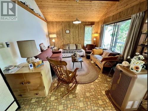 7591 S Canim Lake Road, Canim Lake, BC - Indoor Photo Showing Living Room