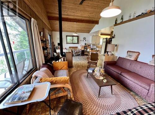 7591 S Canim Lake Road, Canim Lake, BC - Indoor Photo Showing Living Room