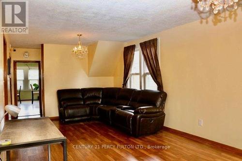 5991 Culp Street, Niagara Falls, ON - Indoor Photo Showing Living Room