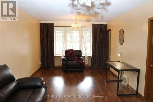 5991 Culp Street, Niagara Falls, ON - Indoor Photo Showing Living Room