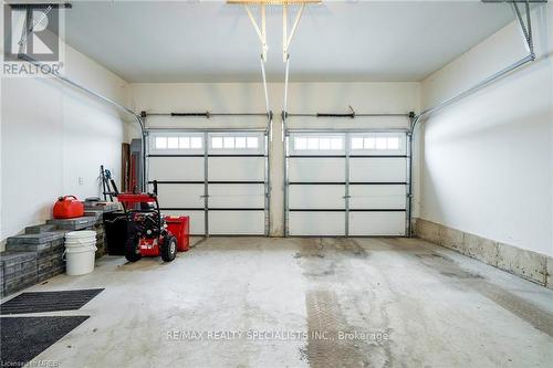 230 Roy Dr, Clearview, ON - Indoor Photo Showing Garage