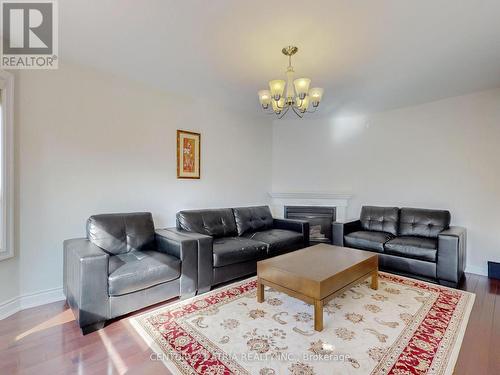 20 Kevi Crescent, Richmond Hill, ON - Indoor Photo Showing Living Room