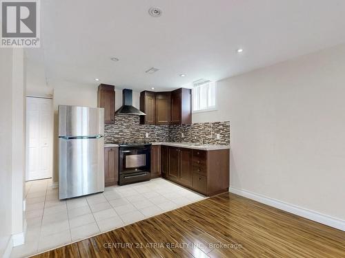 20 Kevi Cres, Richmond Hill, ON - Indoor Photo Showing Kitchen With Upgraded Kitchen