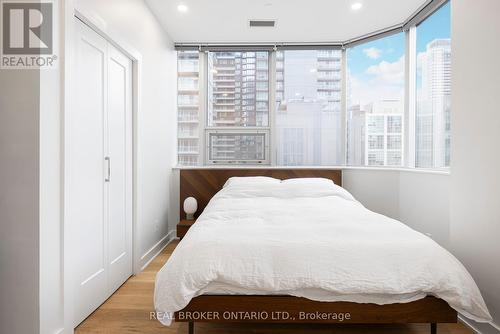 909 - 393 King Street W, Toronto, ON - Indoor Photo Showing Bedroom