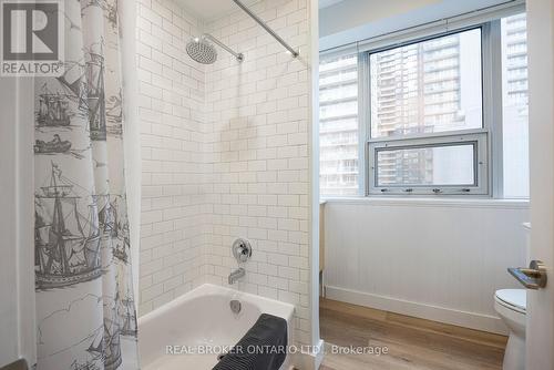 909 - 393 King Street W, Toronto, ON - Indoor Photo Showing Bathroom