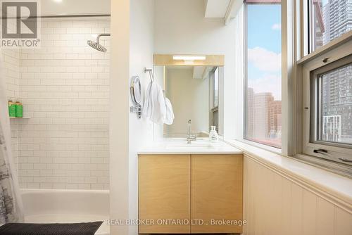 909 - 393 King Street W, Toronto, ON - Indoor Photo Showing Bathroom