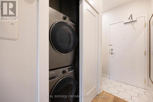 909 - 393 King Street W, Toronto, ON - Indoor Photo Showing Laundry Room