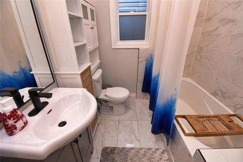 148 Crosthwaite Avenue N, Hamilton, ON - Indoor Photo Showing Bathroom