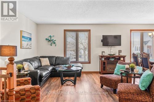 3695 Black Creek Road, Fort Erie, ON - Indoor Photo Showing Living Room