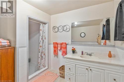 3695 Black Creek Rd, Fort Erie, ON - Indoor Photo Showing Bathroom