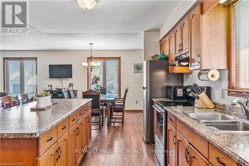 3695 Black Creek Road, Fort Erie, ON - Indoor Photo Showing Kitchen With Double Sink