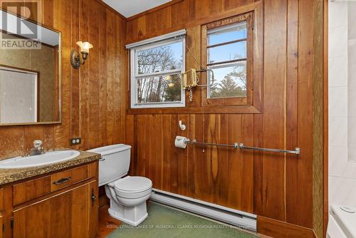 1097 Armstrong Pt Rd, Muskoka Lakes, ON - Indoor Photo Showing Bathroom