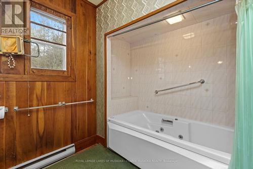 1097 Armstrong Pt Road, Muskoka Lakes, ON - Indoor Photo Showing Bathroom
