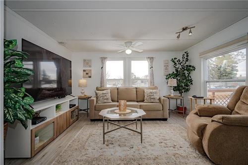 16 Shay Crescent, Winnipeg, MB - Indoor Photo Showing Living Room