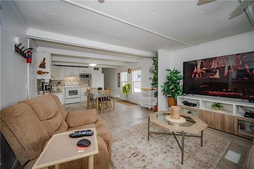 16 Shay Crescent, Winnipeg, MB - Indoor Photo Showing Living Room