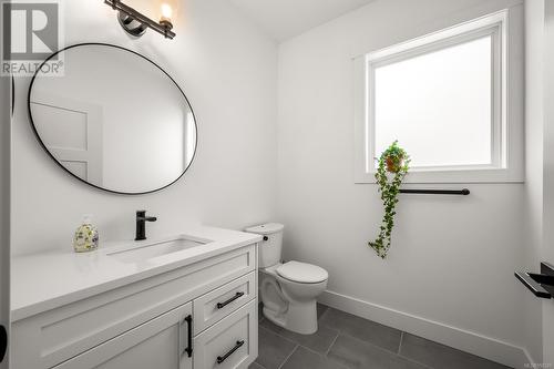 2828 Maryport Ave, Cumberland, BC - Indoor Photo Showing Bathroom