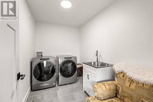 2828 Maryport Ave, Cumberland, BC - Indoor Photo Showing Laundry Room