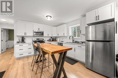 2828 Maryport Ave, Cumberland, BC - Indoor Photo Showing Kitchen