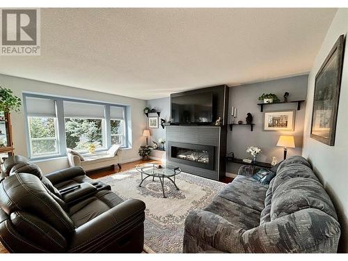 3681 Braelyn Road, Tappen, BC - Indoor Photo Showing Living Room With Fireplace