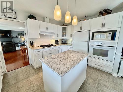 3681 Braelyn Road, Tappen, BC - Indoor Photo Showing Kitchen