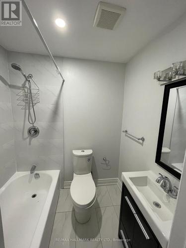 414 Dundas Street E, Toronto, ON - Indoor Photo Showing Bathroom
