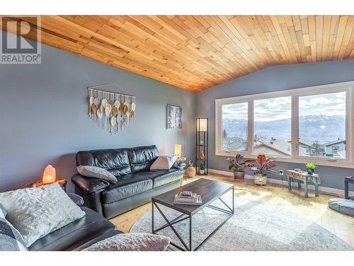 2247 Westville Place, West Kelowna, BC - Indoor Photo Showing Living Room