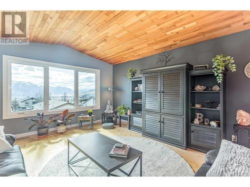 2247 Westville Place, West Kelowna, BC - Indoor Photo Showing Living Room