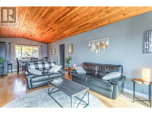 2247 Westville Place, West Kelowna, BC - Indoor Photo Showing Living Room