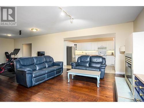 14420 Oyama Road, Lake Country, BC - Indoor Photo Showing Living Room