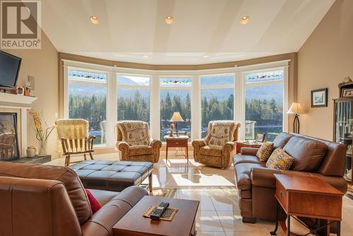 7126  3A Highway Unit# 48, Nelson, BC - Indoor Photo Showing Living Room With Fireplace