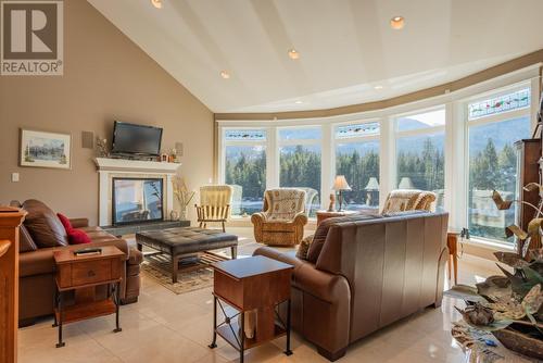 7126  3A Highway Unit# 48, Nelson, BC - Indoor Photo Showing Living Room With Fireplace